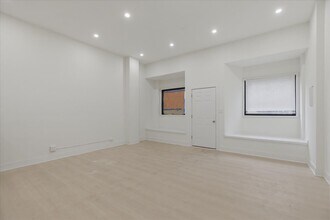 2234 W Irving Park Rd, Unit 1 in Chicago, IL - Foto de edificio - Building Photo