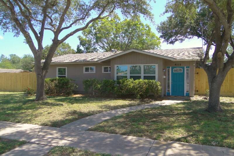 4115 Robinhood Dr in Corpus Christi, TX - Building Photo