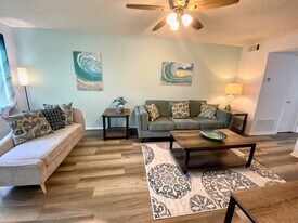 53 Woodland Dr, Unit 105 in Vero Beach, FL - Building Photo