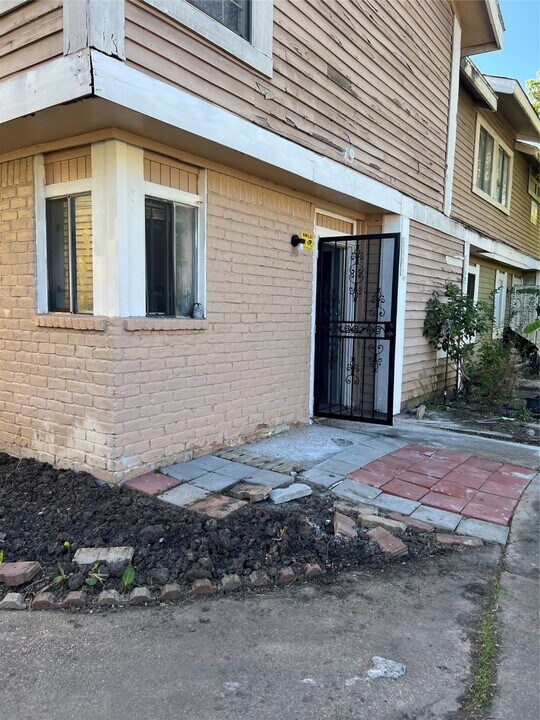 8405 Wilcrest Dr in Houston, TX - Building Photo