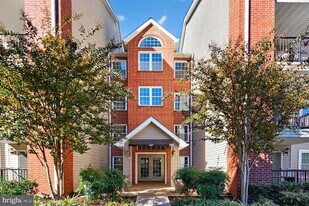 3307 Wyndham Cir, Unit 4165 in Alexandria, VA - Building Photo