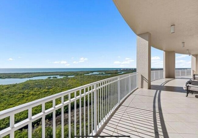 1001 Arbor Lake Dr in Naples, FL - Building Photo - Building Photo