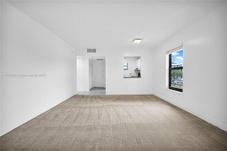 7550 Stirling Rd, Unit B106 in Hollywood, FL - Building Photo - Building Photo