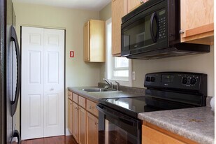 37 Decatur St in Burlington, VT - Building Photo