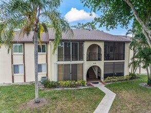 142 Lake Pine Cir in Greenacres, FL - Building Photo - Building Photo