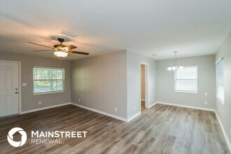 5742 Norde Dr W in Jacksonville, FL - Foto de edificio - Building Photo