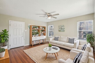 The Life at Grand Oaks in Houston, TX - Foto de edificio - Building Photo