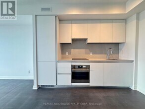 4015 The Exchange in Mississauga, ON - Building Photo - Building Photo