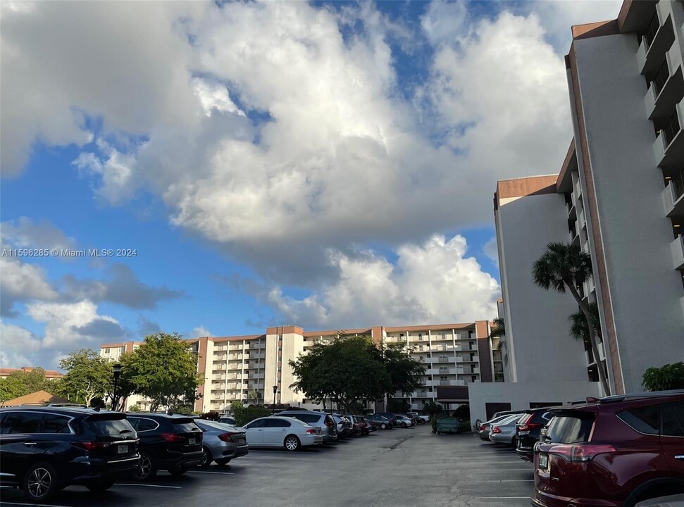 5900 NW 44th St, Unit 2 BEDROOM 2 BATH in Lauderhill, FL - Foto de edificio