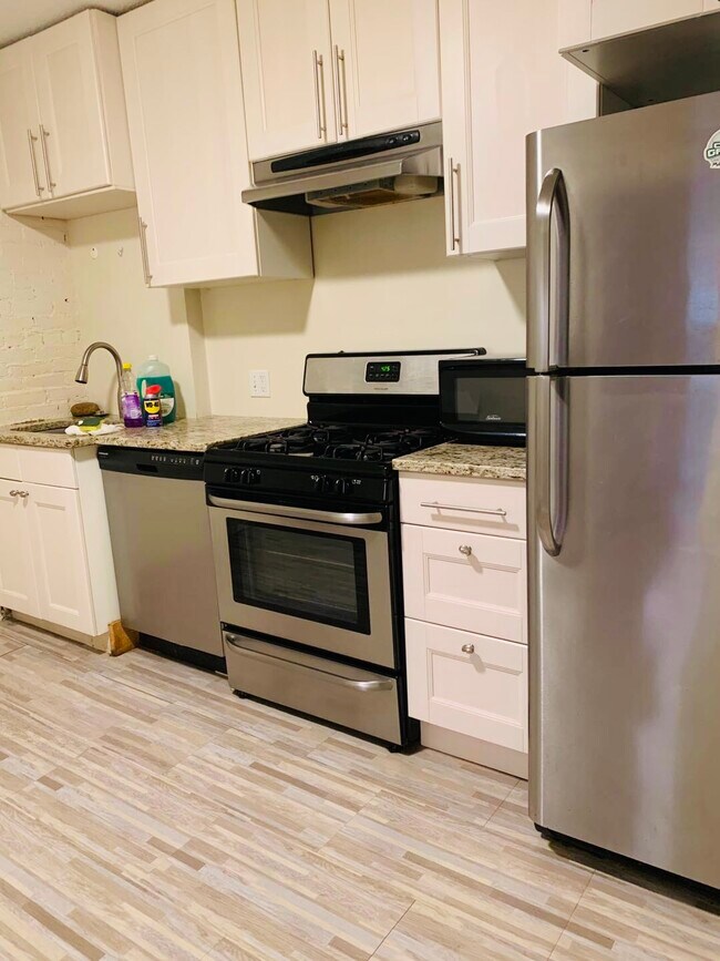 235 Washington St, Unit 4 in Brookline, MA - Foto de edificio - Building Photo