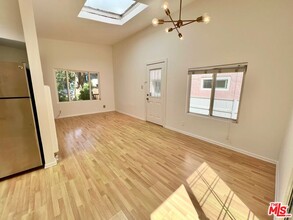 420 Altair Pl in Los Angeles, CA - Foto de edificio - Building Photo