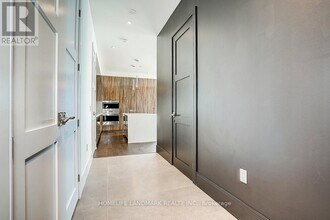 1 Yorkville Ave in Toronto, ON - Building Photo - Building Photo