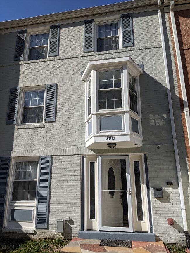 7913 Central Park Cir in Alexandria, VA - Building Photo - Building Photo