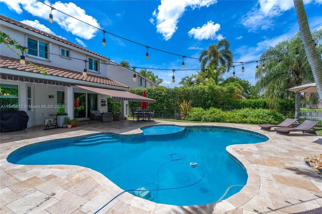 1055 Cedar Falls Dr in Weston, FL - Building Photo