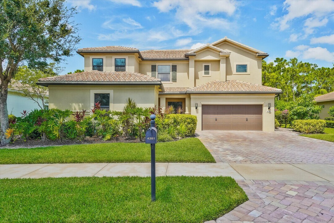 4381 SW Gossamer Cir in Palm City, FL - Building Photo