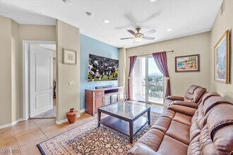 62 E Serene Ave in Las Vegas, NV - Foto de edificio - Building Photo