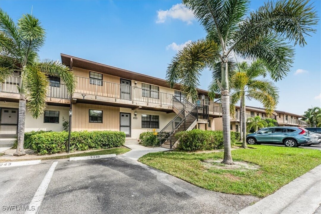 5243 Treetops Dr in Naples, FL - Building Photo