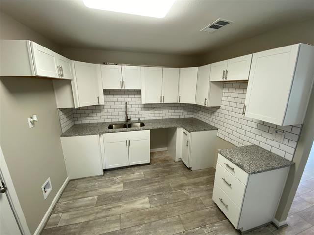 2211 W Illinois Ave in Dallas, TX - Building Photo - Building Photo