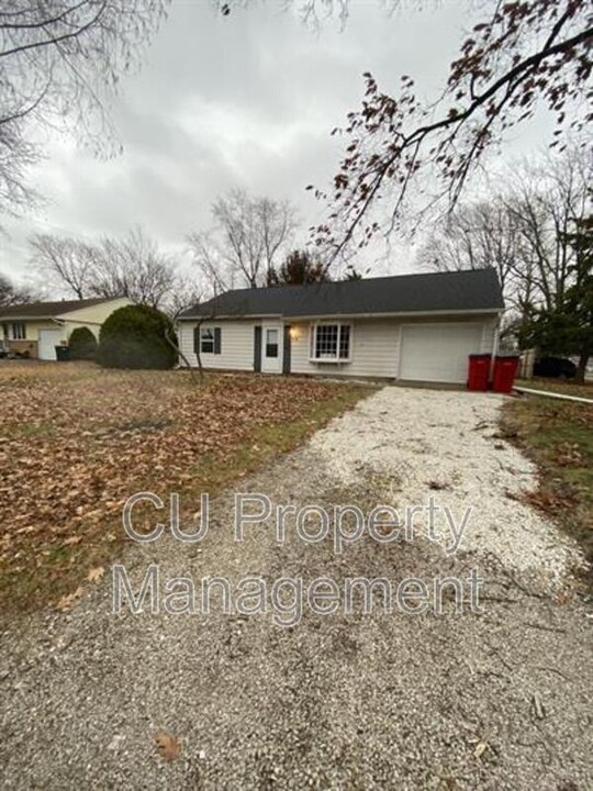 910 Bellepark Dr in Champaign, IL - Building Photo