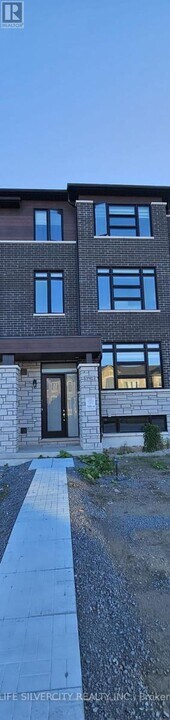 2752 Peter Matthews Dr in Pickering, ON - Building Photo