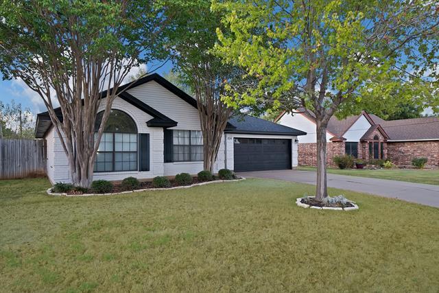 1514 Hayloft Ln in Granbury, TX - Foto de edificio - Building Photo