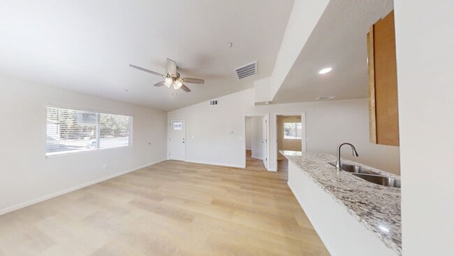 7236 N College Ave in Fresno, CA - Building Photo - Building Photo