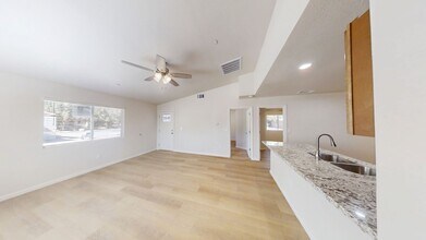 7236 N College Ave in Fresno, CA - Foto de edificio - Building Photo