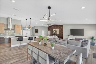 363 E Robindale Rd in Las Vegas, NV - Building Photo - Building Photo