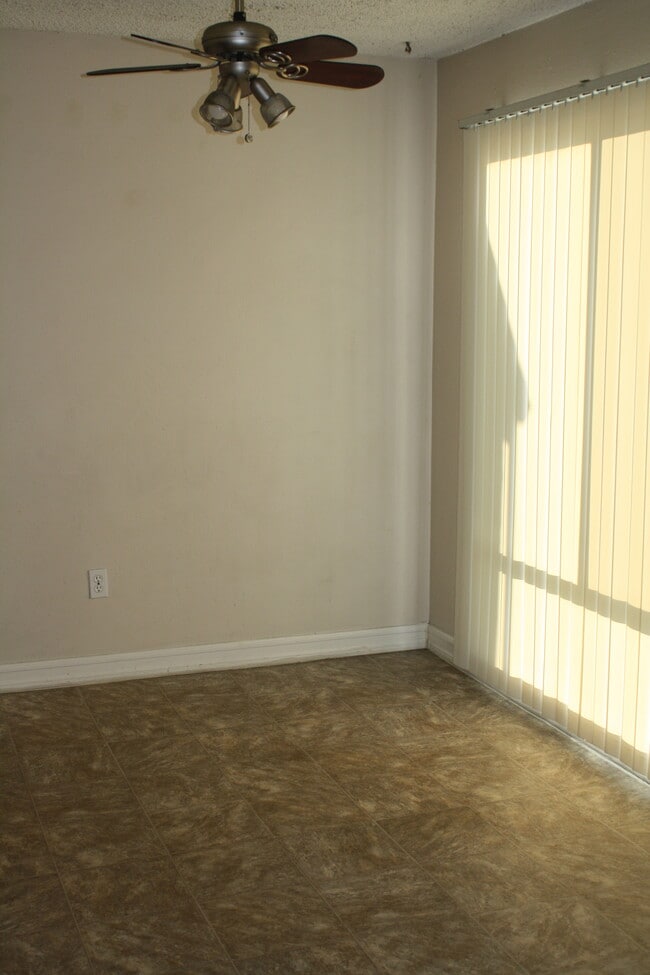 1817 E Grand Ave, Unit 40 in Escondido, CA - Building Photo - Building Photo