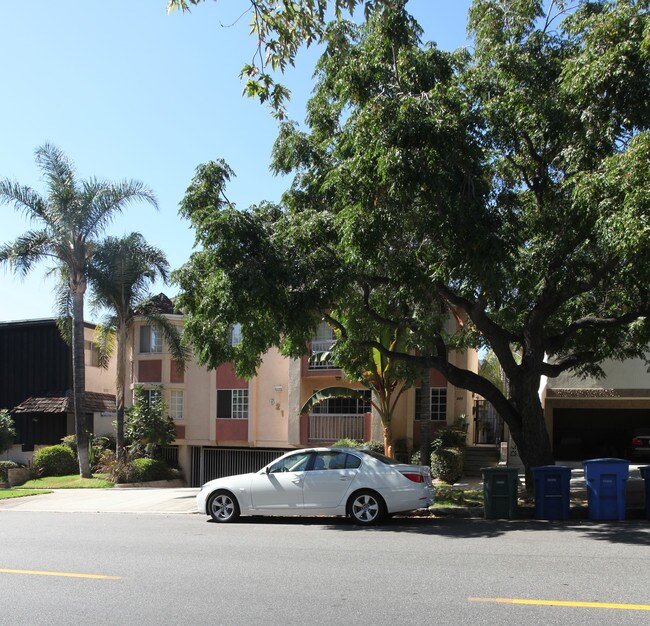 621 E Magnolia Blvd in Burbank, CA - Building Photo - Building Photo