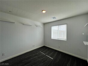 12743 Epperly St in Las Vegas, NV - Foto de edificio - Building Photo