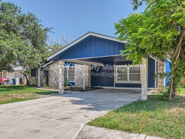 7422 Stonehouse Dr in San Antonio, TX - Building Photo - Building Photo
