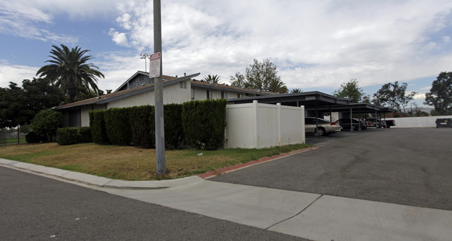 7855 Juniper Ave in Fontana, CA - Foto de edificio - Building Photo