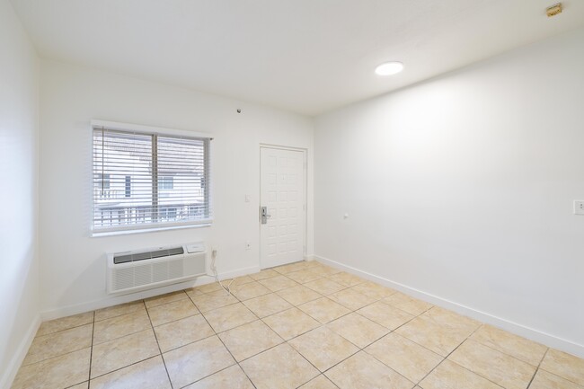 Chesapeake Studio Apartments in Hialeah, FL - Foto de edificio - Interior Photo