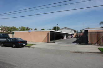 7701 Reseda Blvd in Reseda, CA - Building Photo - Building Photo