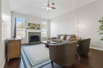 425 Kelley Ct in Fort Worth, TX - Foto de edificio - Building Photo