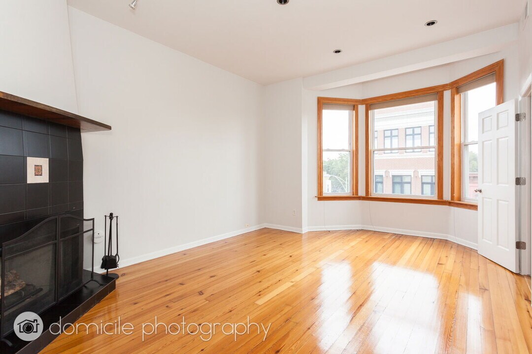 2204 N Clybourn Ave in Chicago, IL - Building Photo