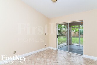 242 SW 34th Terrace in Cape Coral, FL - Foto de edificio - Building Photo