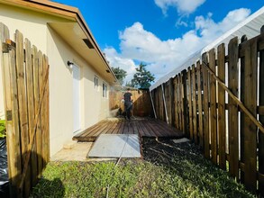 4060 SW 58th Terrace in Davie, FL - Building Photo - Building Photo