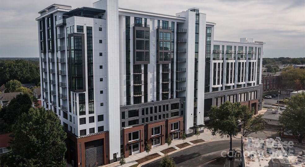 2025 Cleveland Ave, Unit Solarium in Charlotte, NC - Building Photo