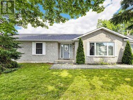 32 Elmvale Blvd in Whitchurch-Stouffville, ON - Building Photo