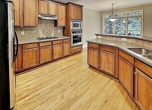 7257 Village Crk in Atlanta, GA - Foto de edificio - Building Photo