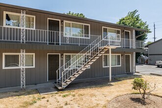 Willow Terrace in Portland, OR - Building Photo - Building Photo