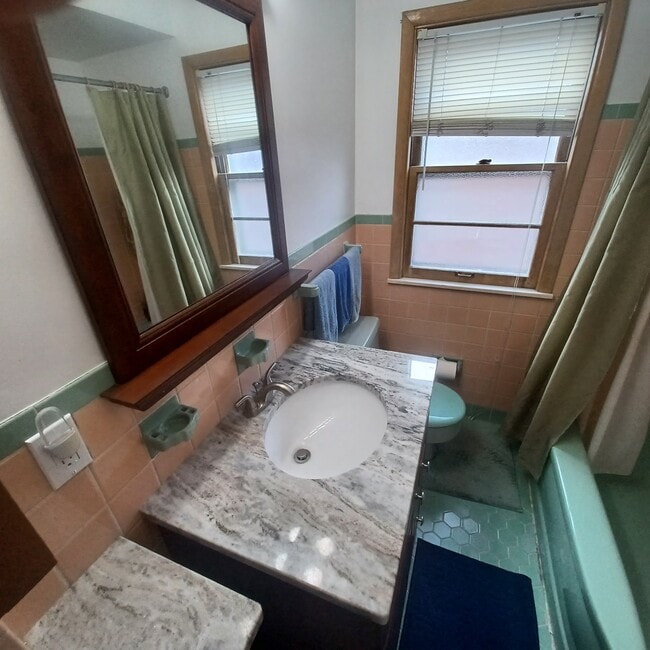 2392 Warrensville Center Rd in University Heights, OH - Foto de edificio - Building Photo