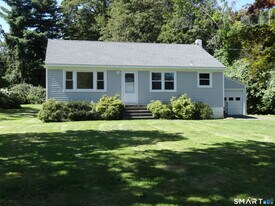 73 Soundview Rd in Ridgefield, CT - Building Photo