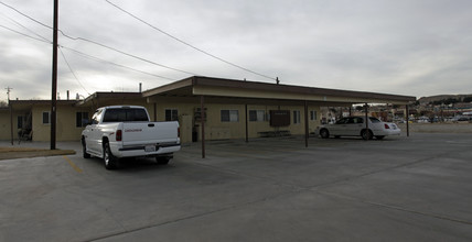15811 Apple Valley Rd in Apple Valley, CA - Foto de edificio - Building Photo