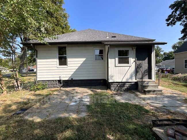 106 E Phillips St in Mascoutah, IL - Foto de edificio - Building Photo