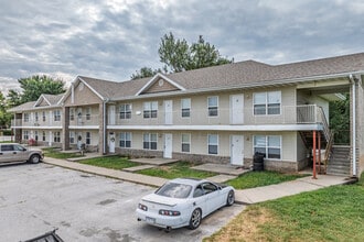 Oak Cliff Apartments in Strafford, MO - Building Photo - Building Photo