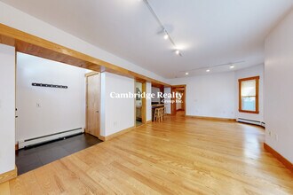 178 Columbia St, Unit B in Cambridge, MA - Foto de edificio - Building Photo