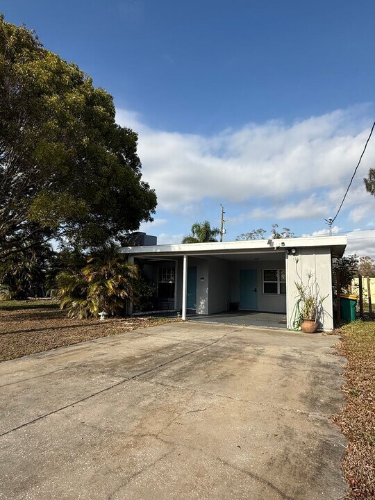 1949 Forked Creek Dr in Englewood, FL - Building Photo